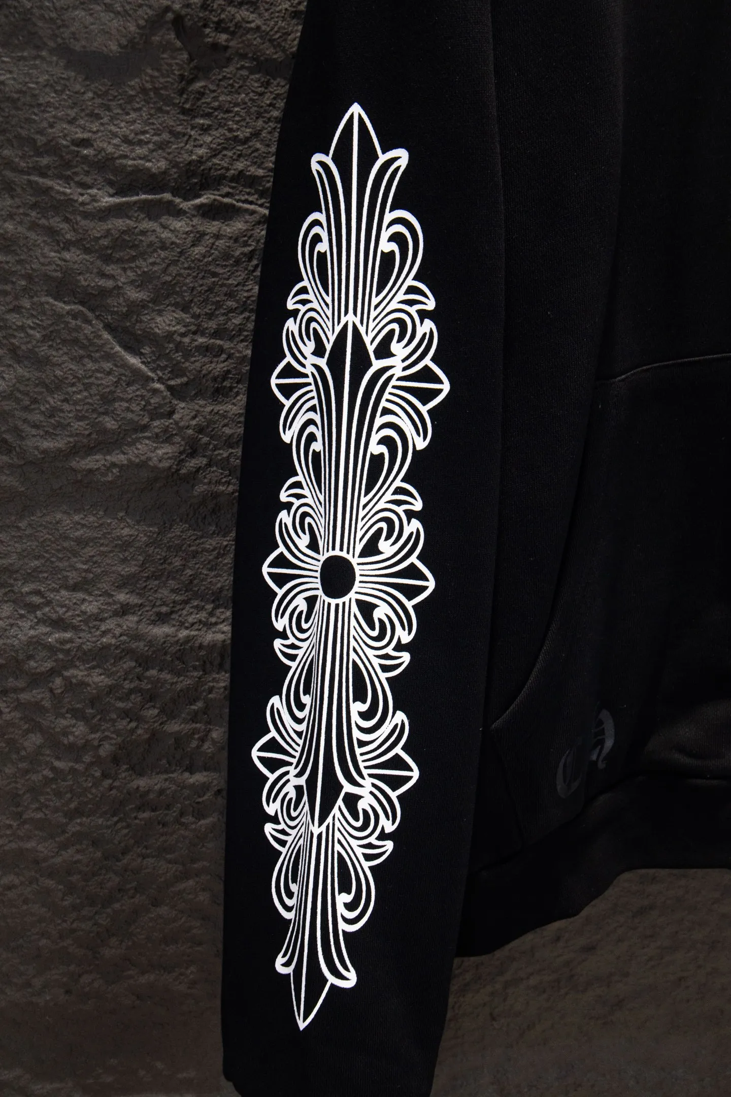 P360 🆕Chrome hearts 500 grams in weight, different from the market. The texture is unexplainable. The os version is really charming. The Chrome family is really unique. The new styles of each season are made to the extreme. It is very practical and can be worn casually. Nice✔️ - ⚠️100% cotton. Made of custom-dyed terry cotton sweatshirt surface, 500g double-ply yarn, comfortable to the touch. Made from imported knitting needle carded cotton, the thickness is moderate, drapey and contoured, making the upper body comfortable! ! It is very tolerant to fat body types and can instantly lose five pounds after wearing it!  The English letters are arranged artistically on the front and back panels, and limited elements are added to the body of the garment, which greatly increases the interest of the clothing; it has a unique visual effect.  Hem Loose closing Double-layer fabric Good closing effect Exquisite hemming Color: Black Size: S-M-L-XL
